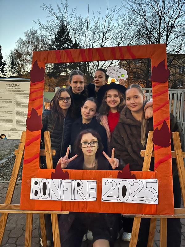 Bonfire na malém hřišti: deváťáci připravili podzimní pohodu